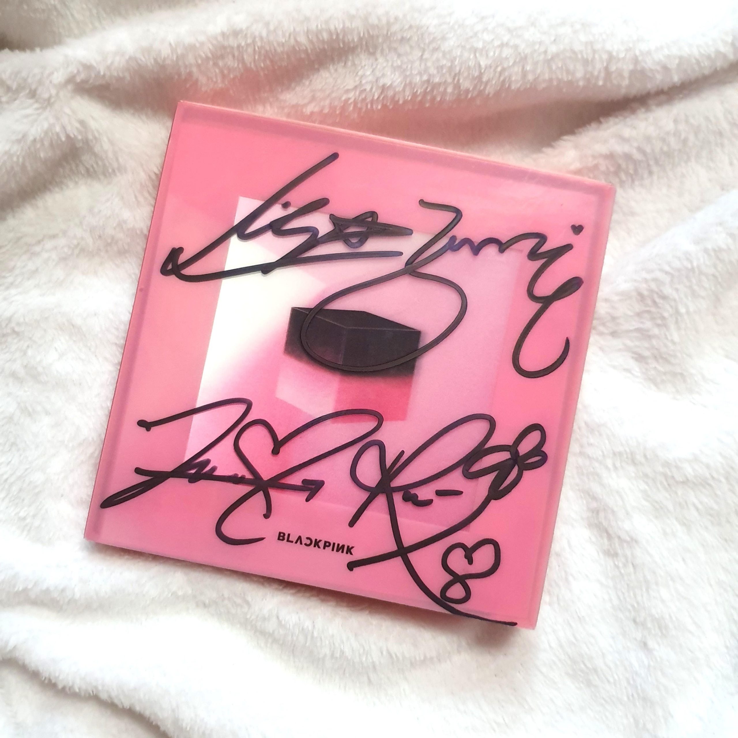 k-pop fans signed album
