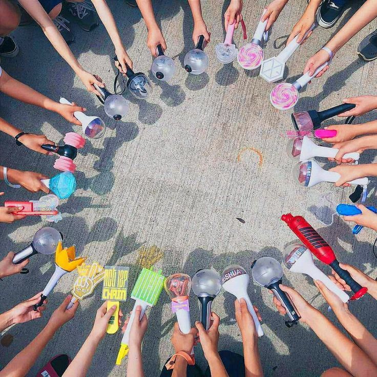 k-pop fans lightsticks